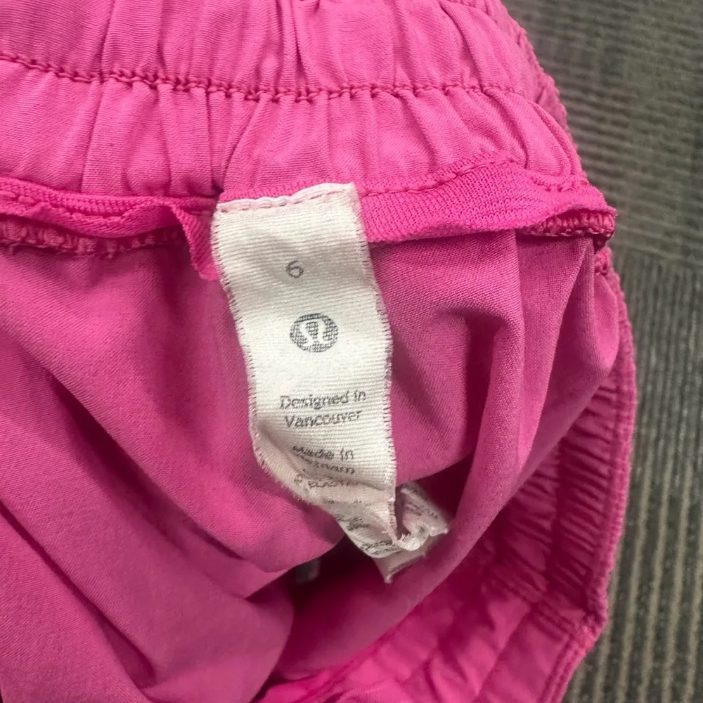 USED Lululemon Athletica Pink Women's Hotty Hot Shorts Sz 6 - Picture 4 of 4
